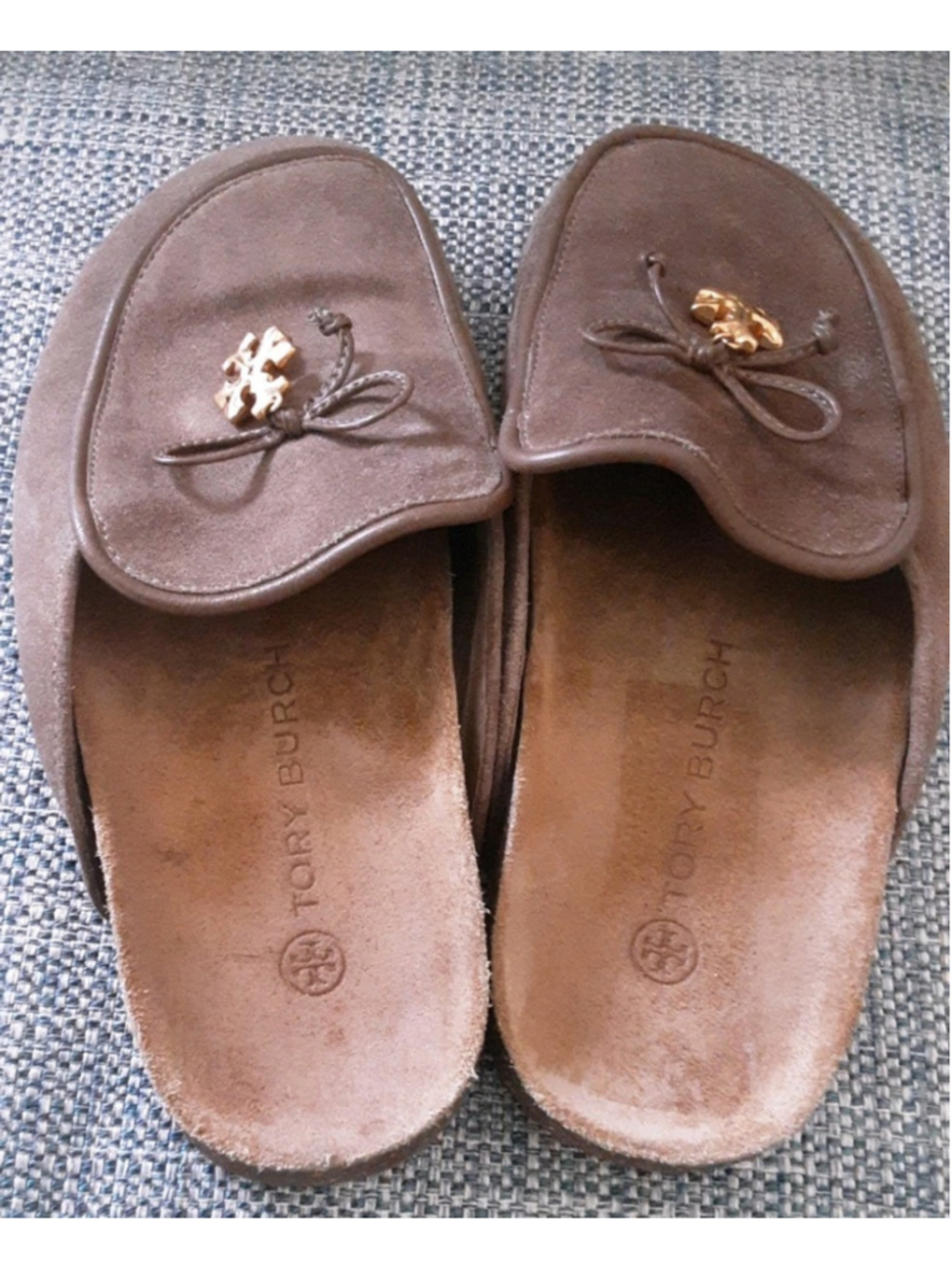 TORY BURCH River Rock Taupe Suede Mules Gold T Charm Bow Cork Insole Sz 5.5 Mint - Picture 13 of 14